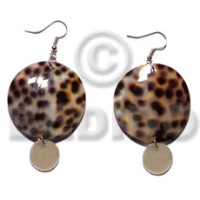 Dangling round 35mm cowrie shell