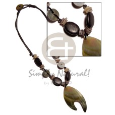 45mm blacklip pendant in double 45mm blacklip pendant in double