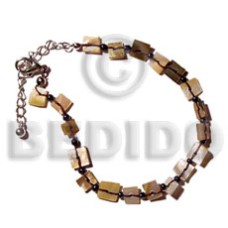 Floating blacklip chips